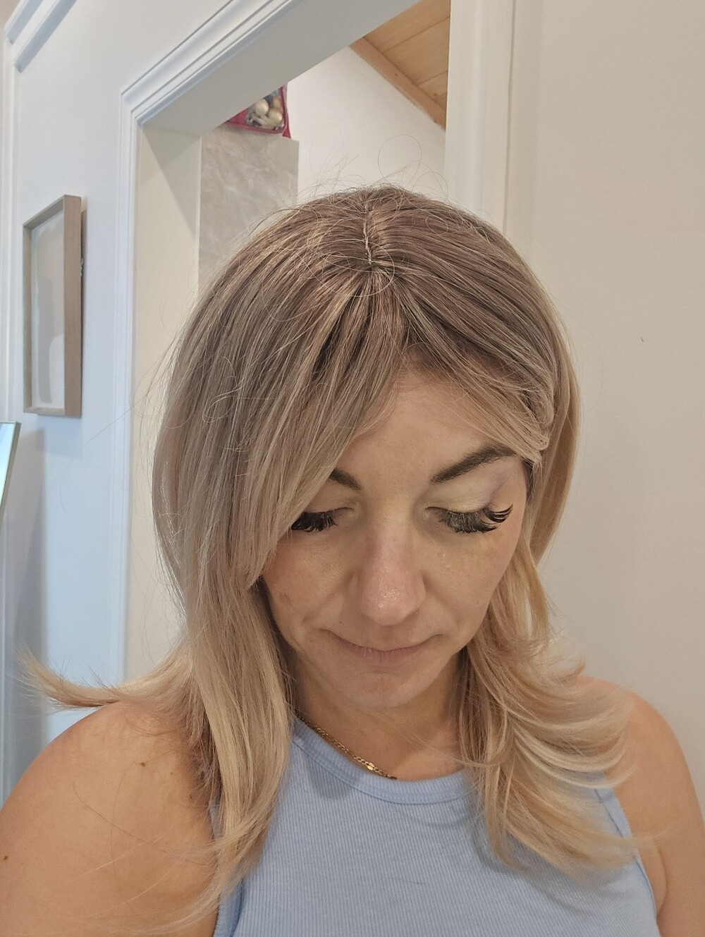 Source Unknown Blonde Layered Synthetic Wig with Side Bangs